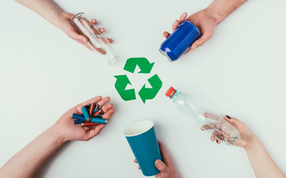 Recyklovateľná etiketa: Ako ovplyvňuje recyklovateľnosť celého obalu?